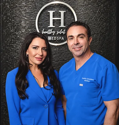Michael Luciano e Inna Luciano ante el logotipo de Healthy Solutions Medspa