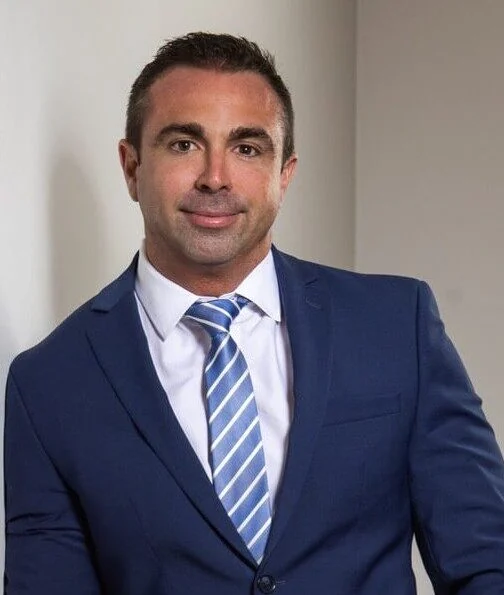 Retrato de Michael Luciano, director médico de Healthy Solutions Medspa
