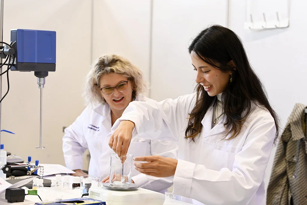 Participantes preparan fórmulas en el Formulation Lab de 2025