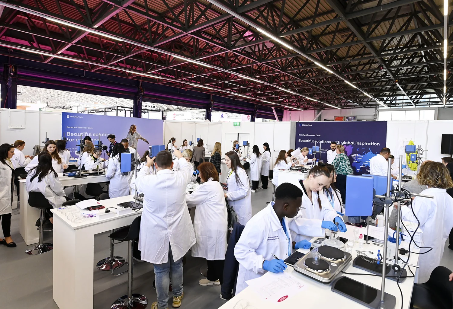Profesionales en un taller de formulación de in-cosmetics Global
