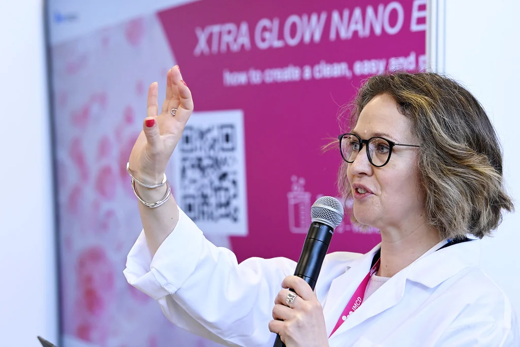 Docente y participantes en un laboratorio de formulación de in-cosmetics