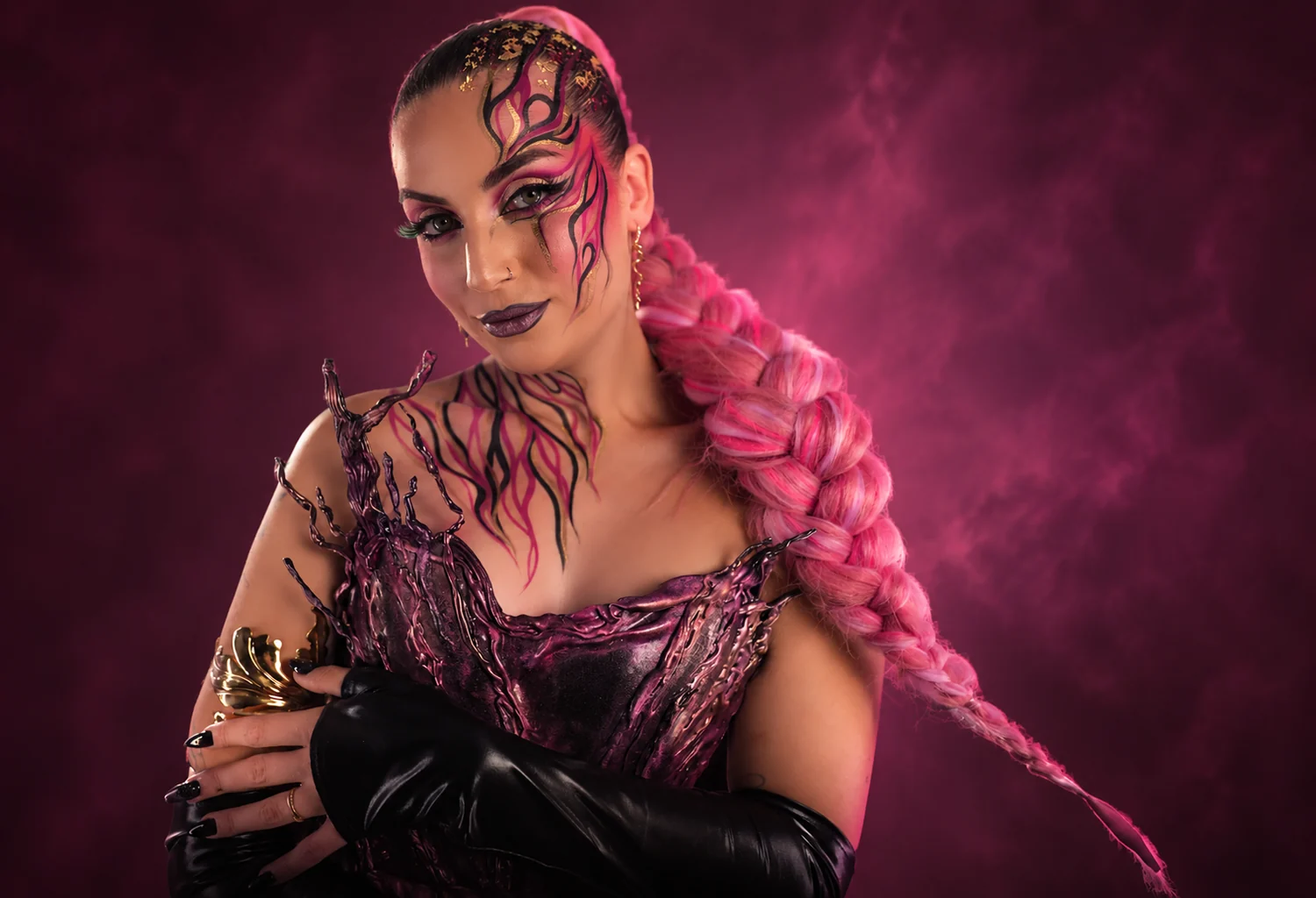Nuria Adraos con maquillaje creativo y trenza rosa