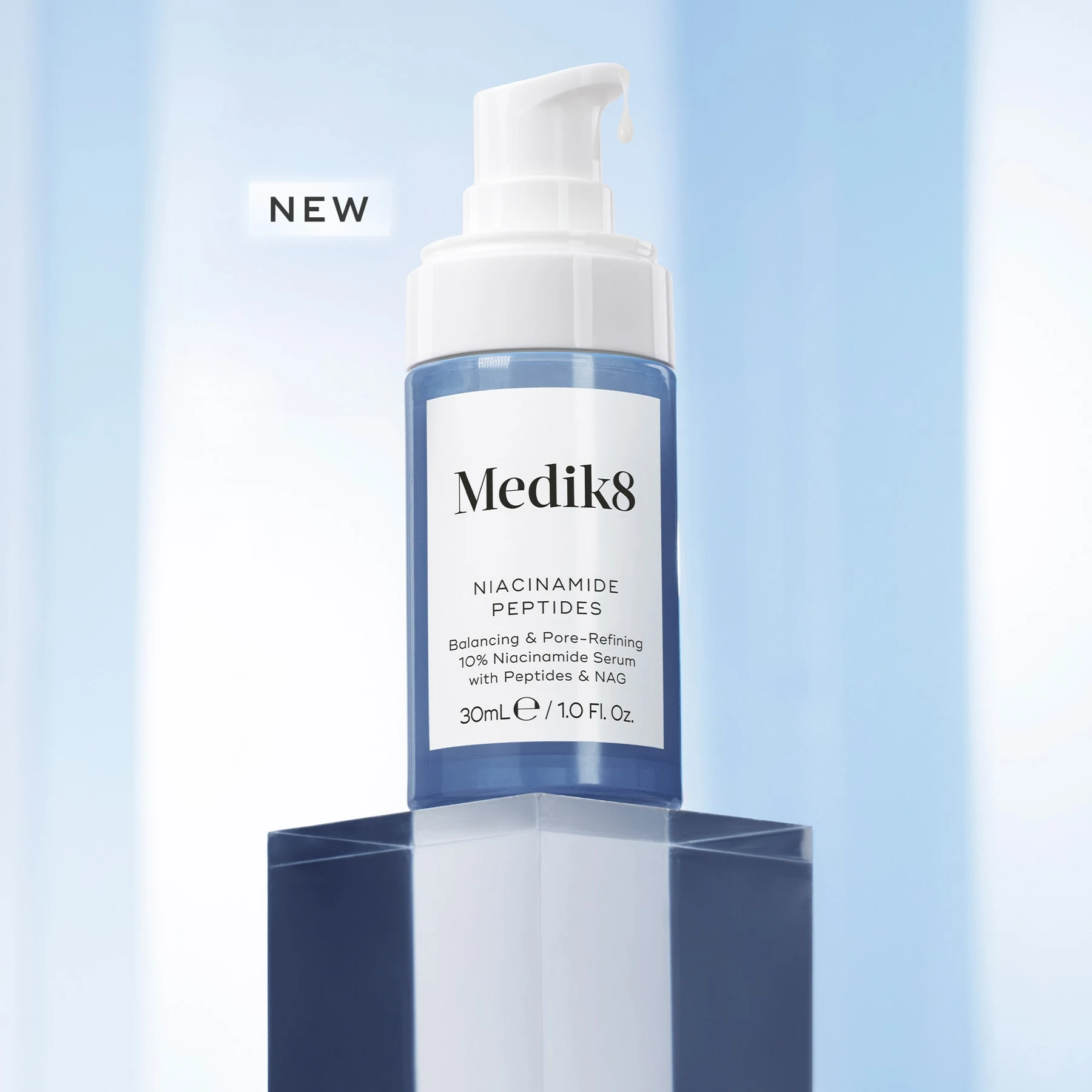 Sérum Niacinamide Peptides sobre un soporte de campaña