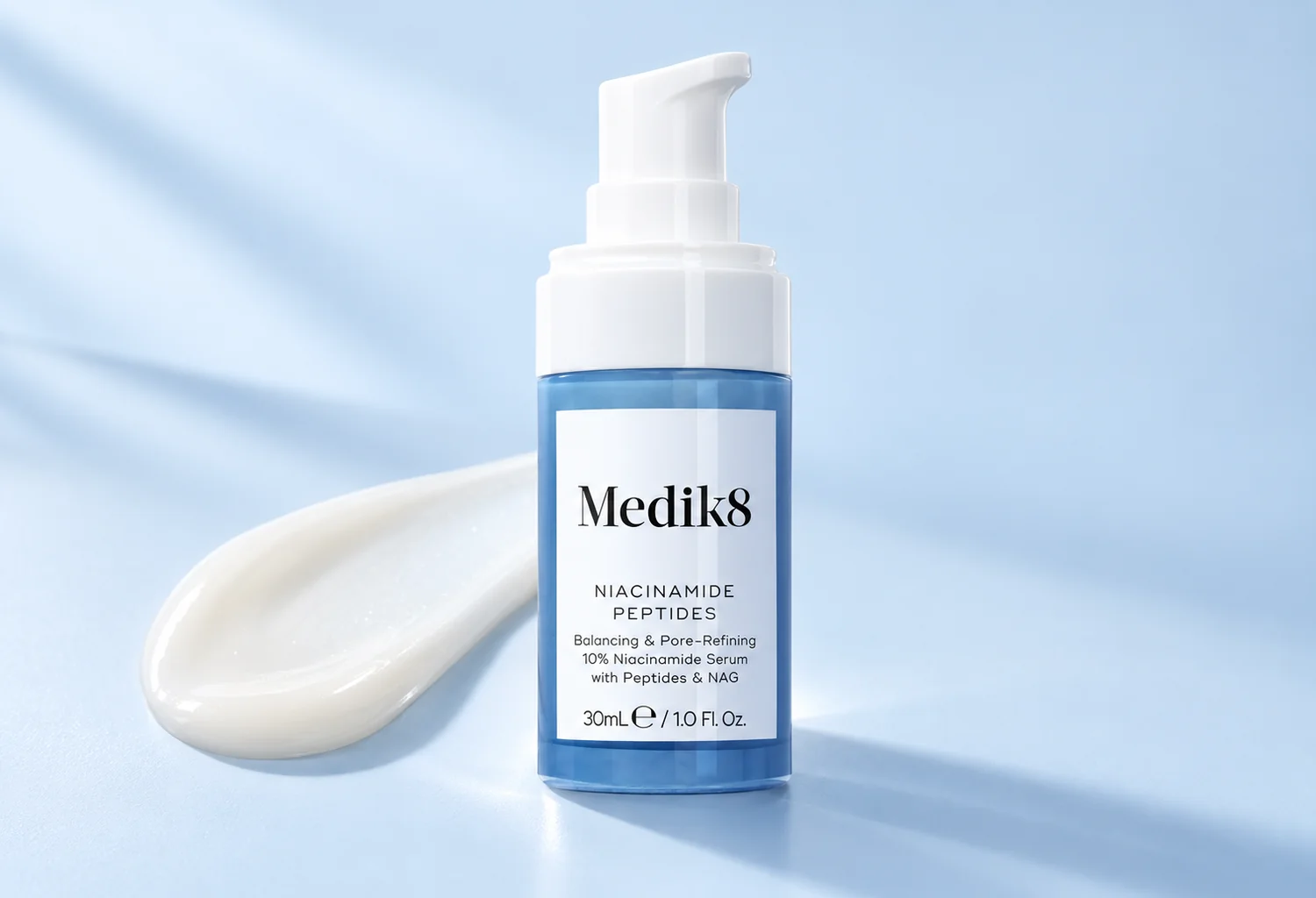 Sérum Medik8 Niacinamide Peptides en una composición de belleza