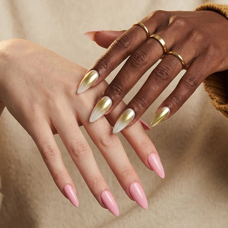 Manos con manicura dorada y rosa en la campaña MelodySusie
