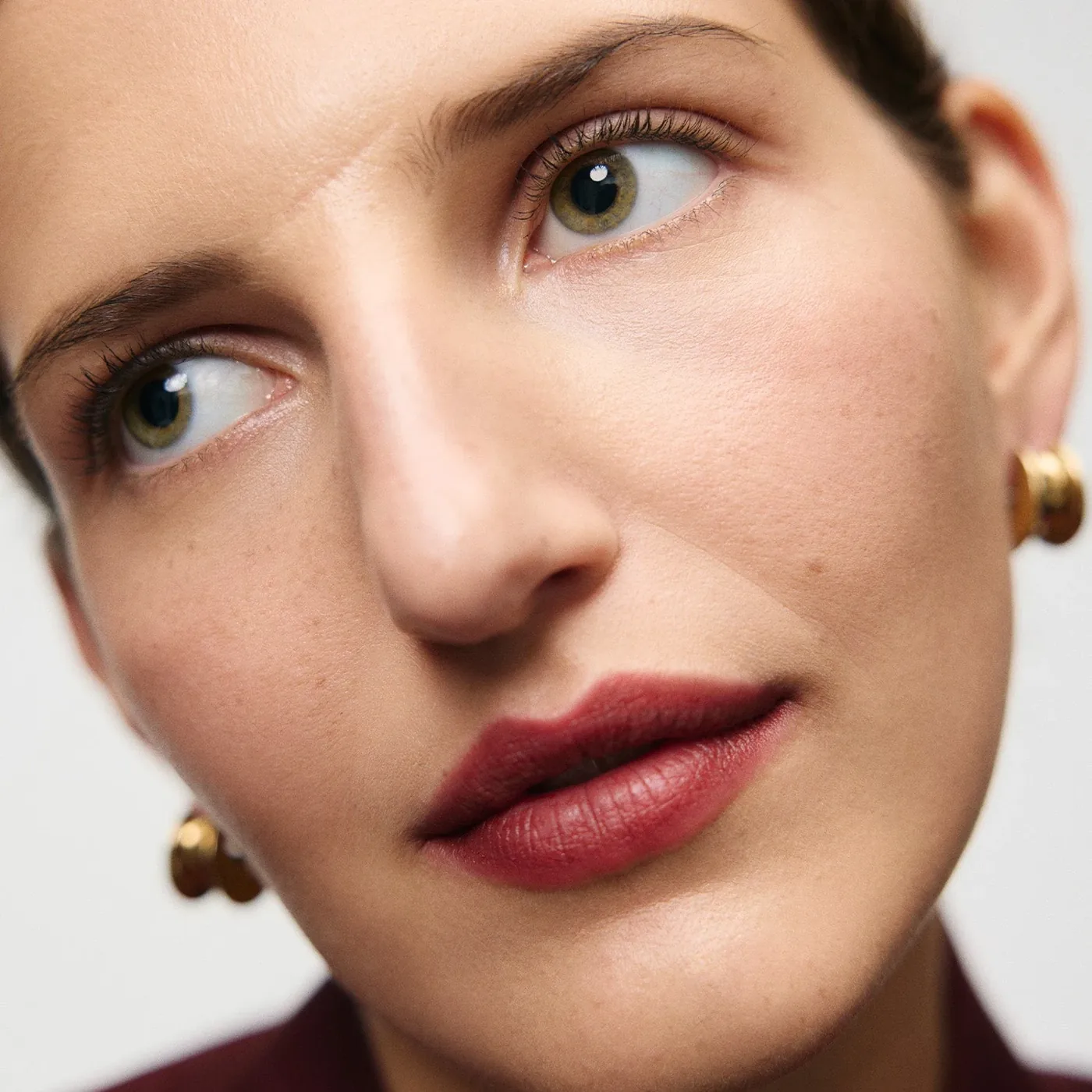 Modelo con el tono September de Signature Lip Blush