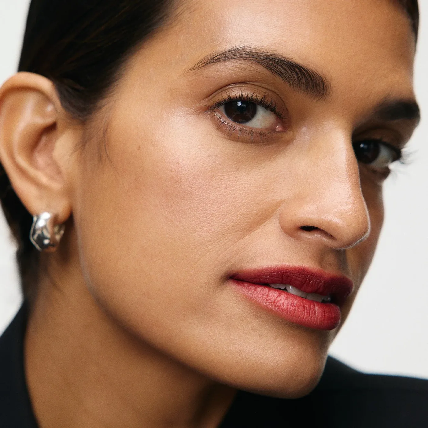 Modelo luciendo Signature Lip Blush September