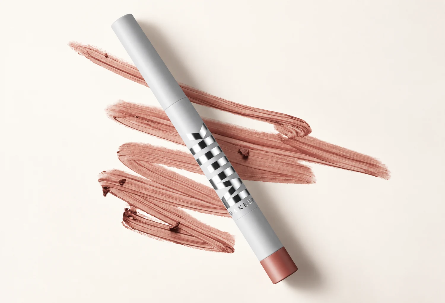 Lápiz plateado Milk Makeup Line + Fill junto a una muestra de color