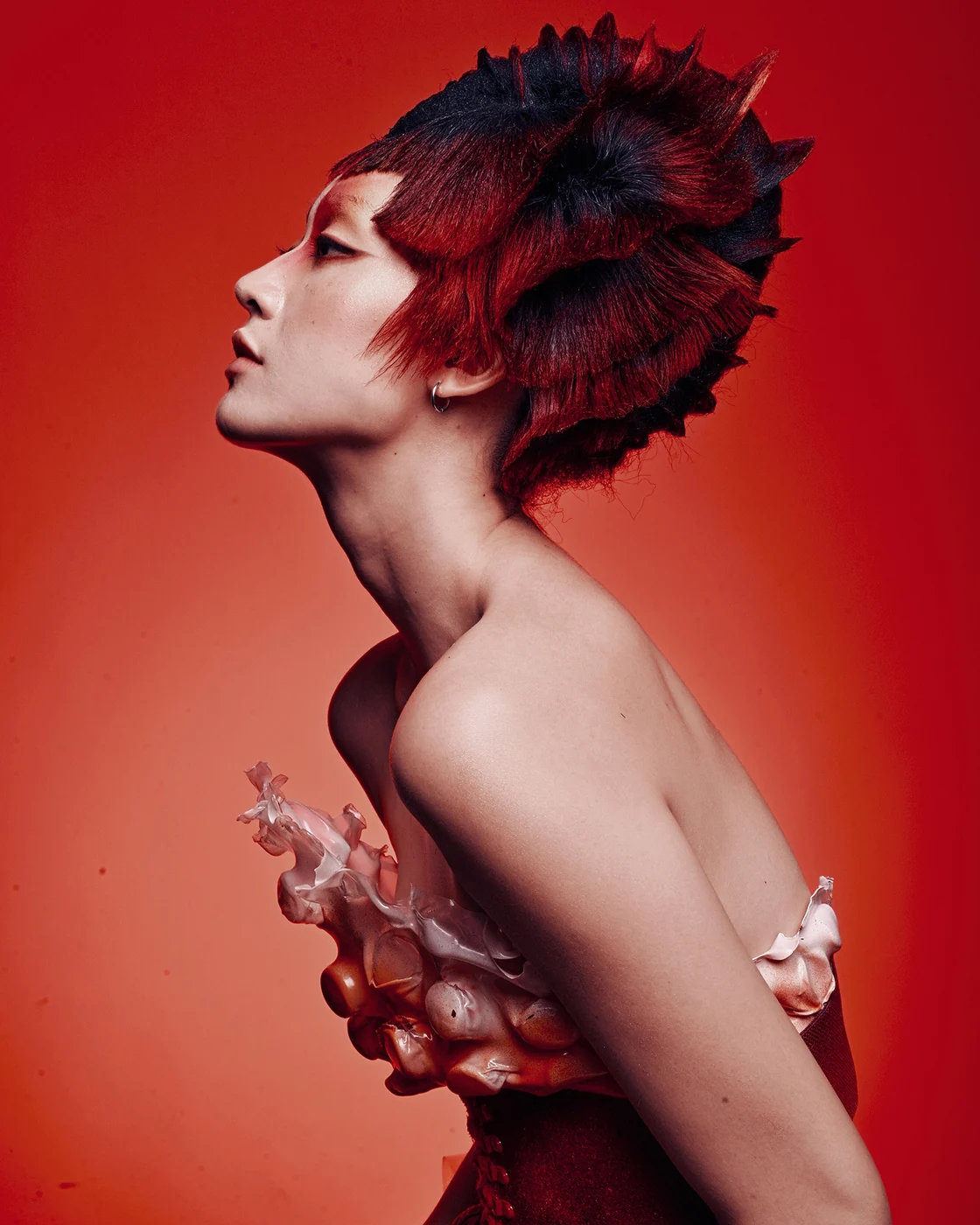 Retrato de peluquería creativa sobre fondo rojo de PBA NAHA