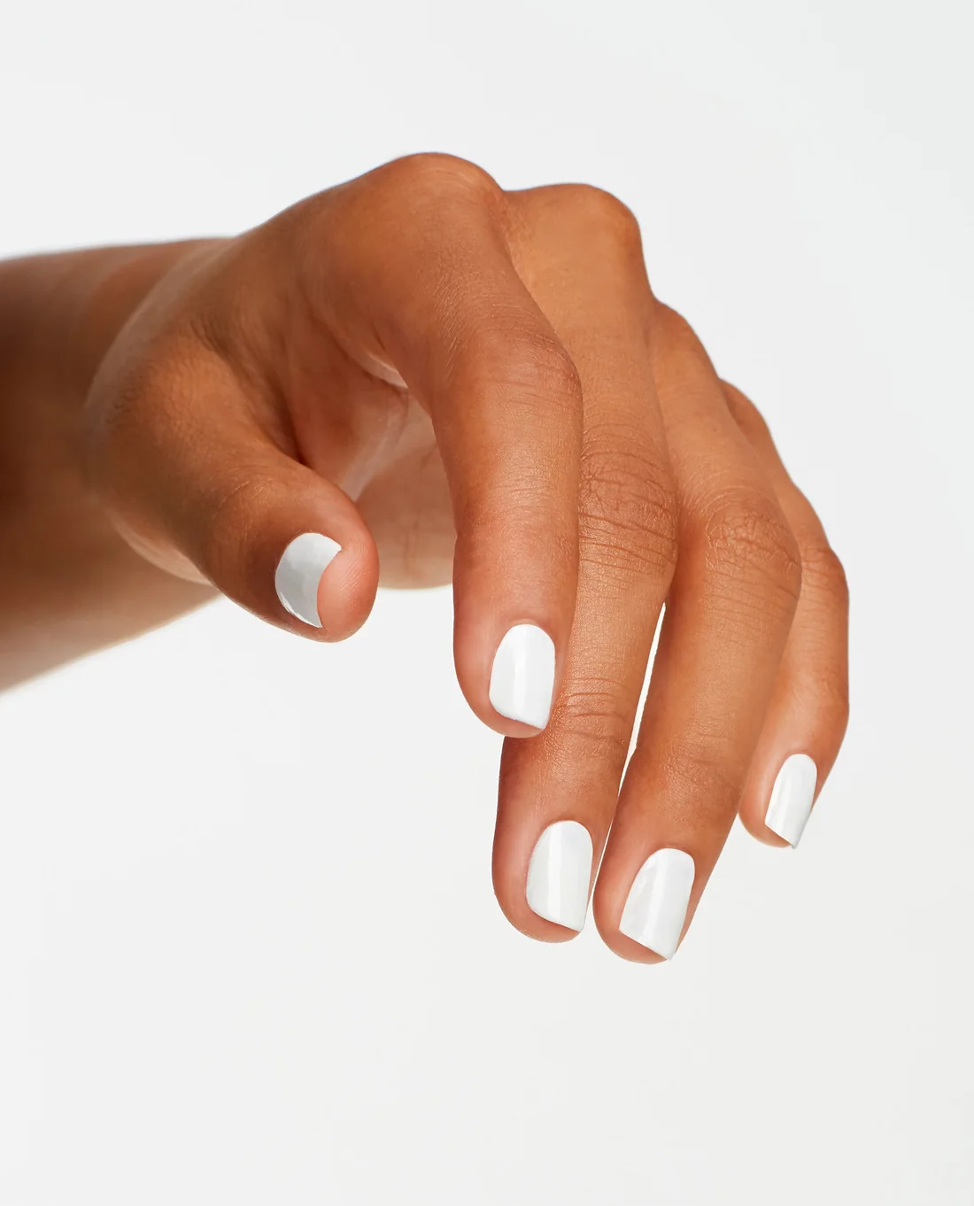 Manicura blanca lisa con Alpine Snow en fotografía oficial de OPI
