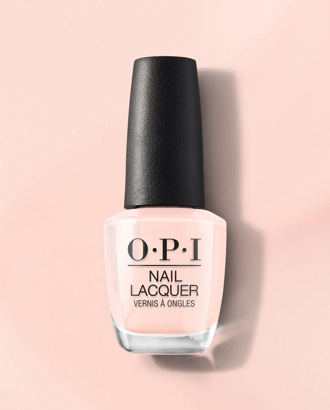 Envase de OPI Bubble Bath Nail Lacquer en rosa suave con logotipo visible