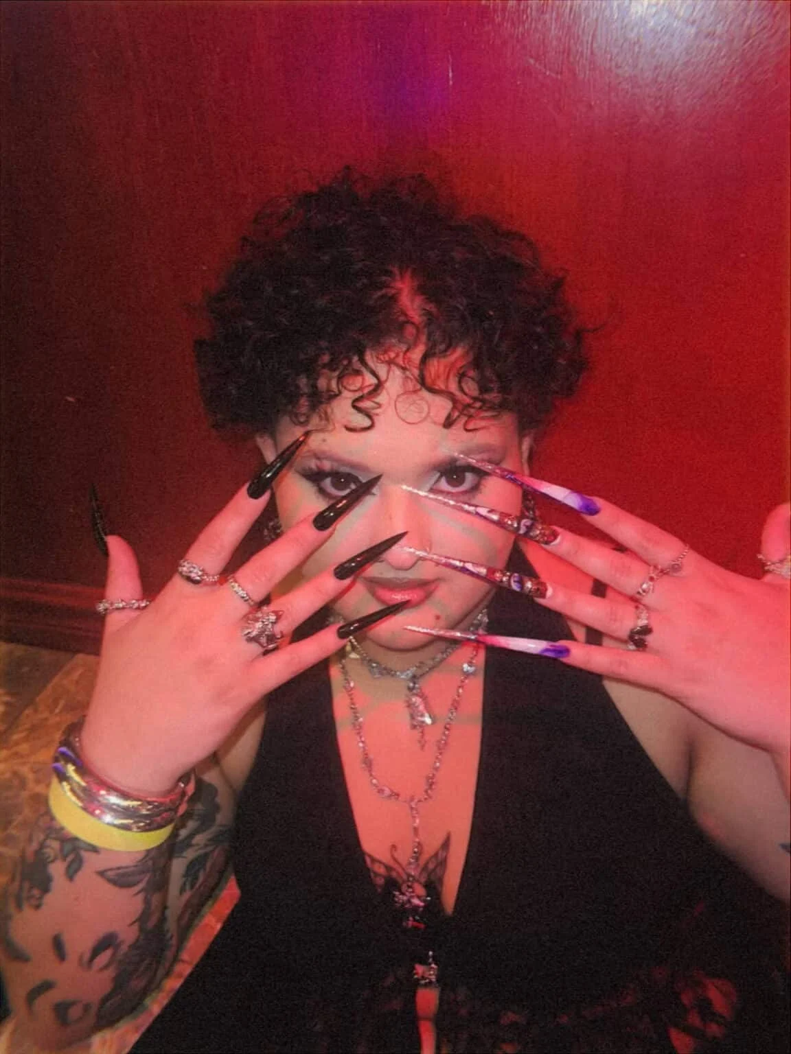 Aura Aponte-Flores muestra sus uñas en su retrato de participante