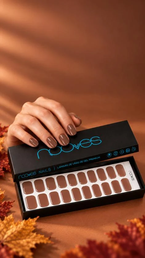 Manicura marrón y láminas Cocoa Milk de NOOVES con su caja