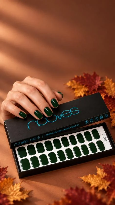 Manicura verde junto al estuche Dark Green de NOOVES
