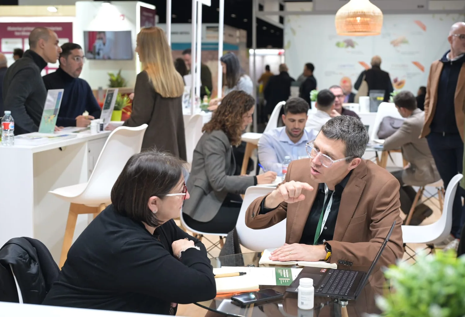 Reunión de profesionales en la edición 2026 de Nutraceuticals Europe, contexto de la convocatoria 2027