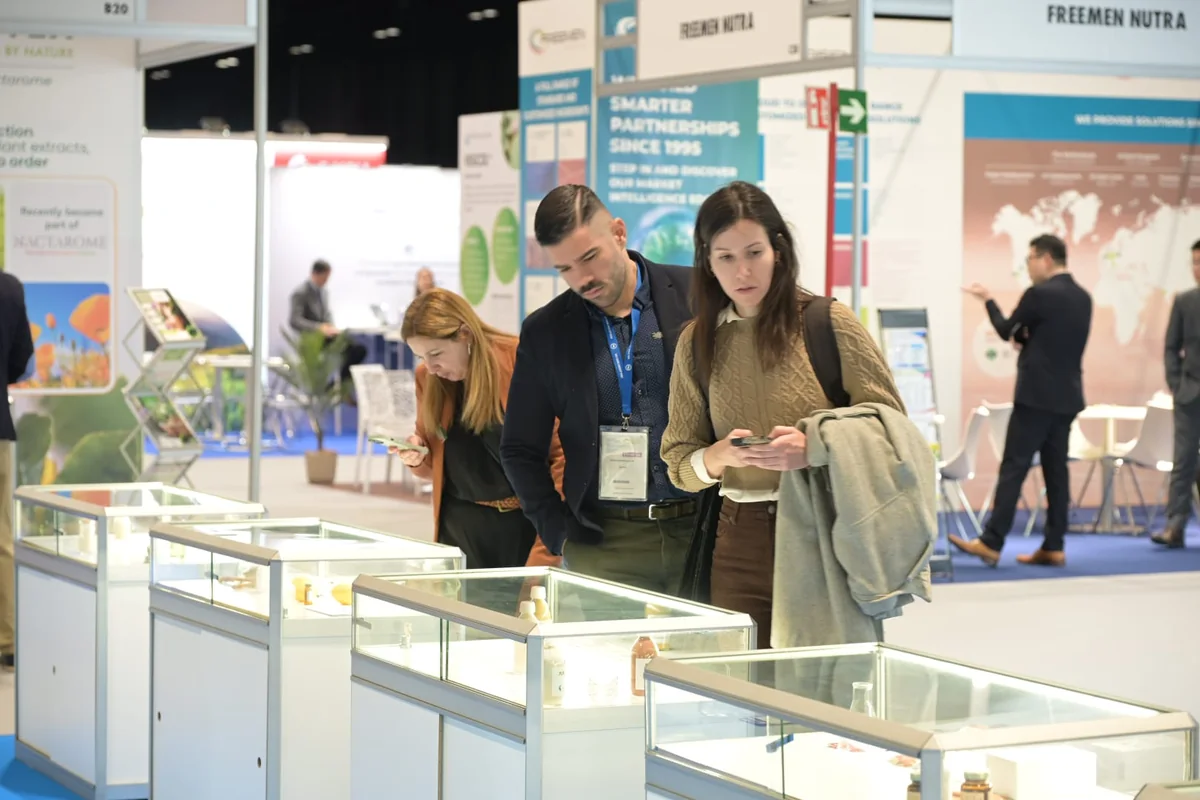 Visitantes consultan vitrinas de ingredientes y productos en Nutraceuticals Europe 2026