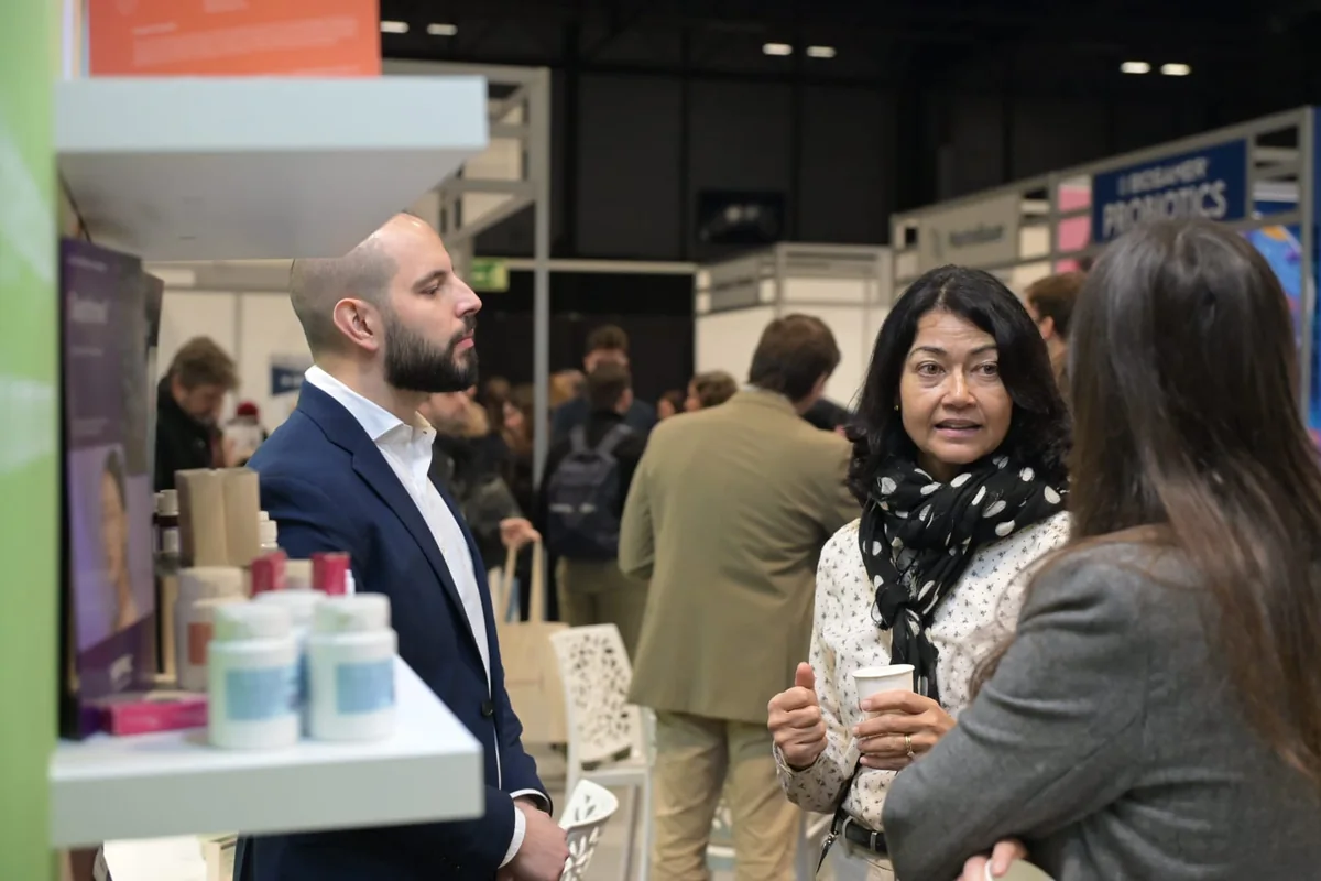 Profesionales conversan junto a productos expuestos en Nutraceuticals Europe 2026