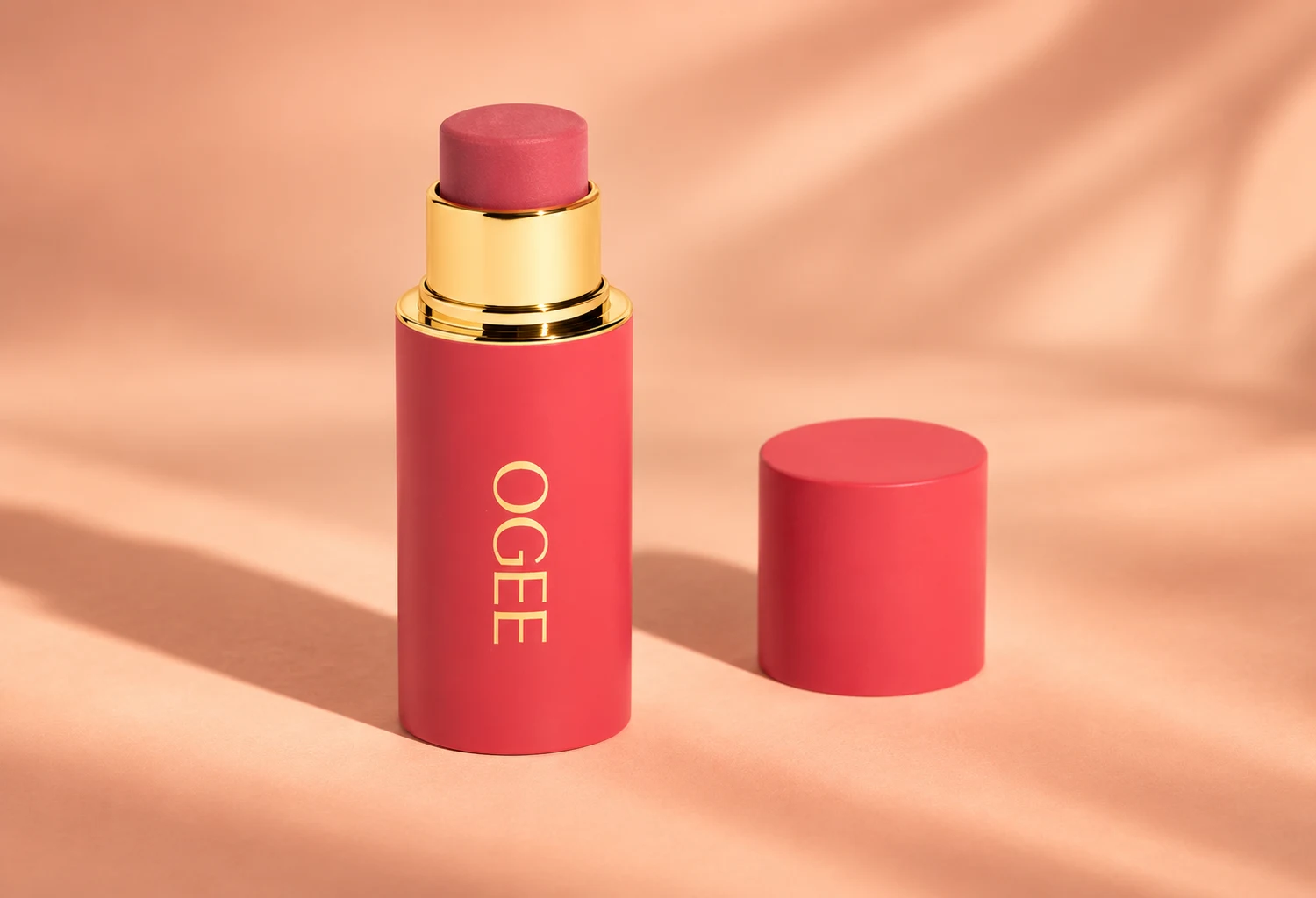 Sculpted Face Stick de Ogee en tono Rose Quartz con envase y logotipo visibles