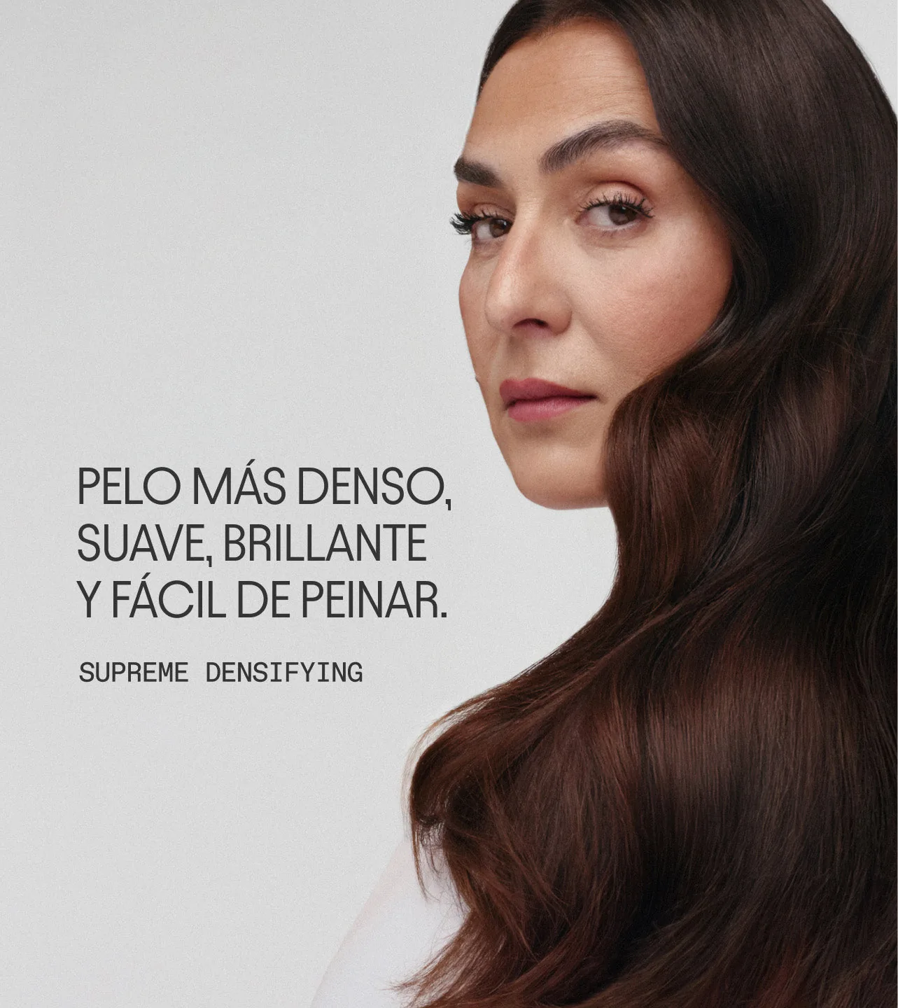 Modelo de la campaña capilar de Olistic con mensajes de densidad y suavidad
