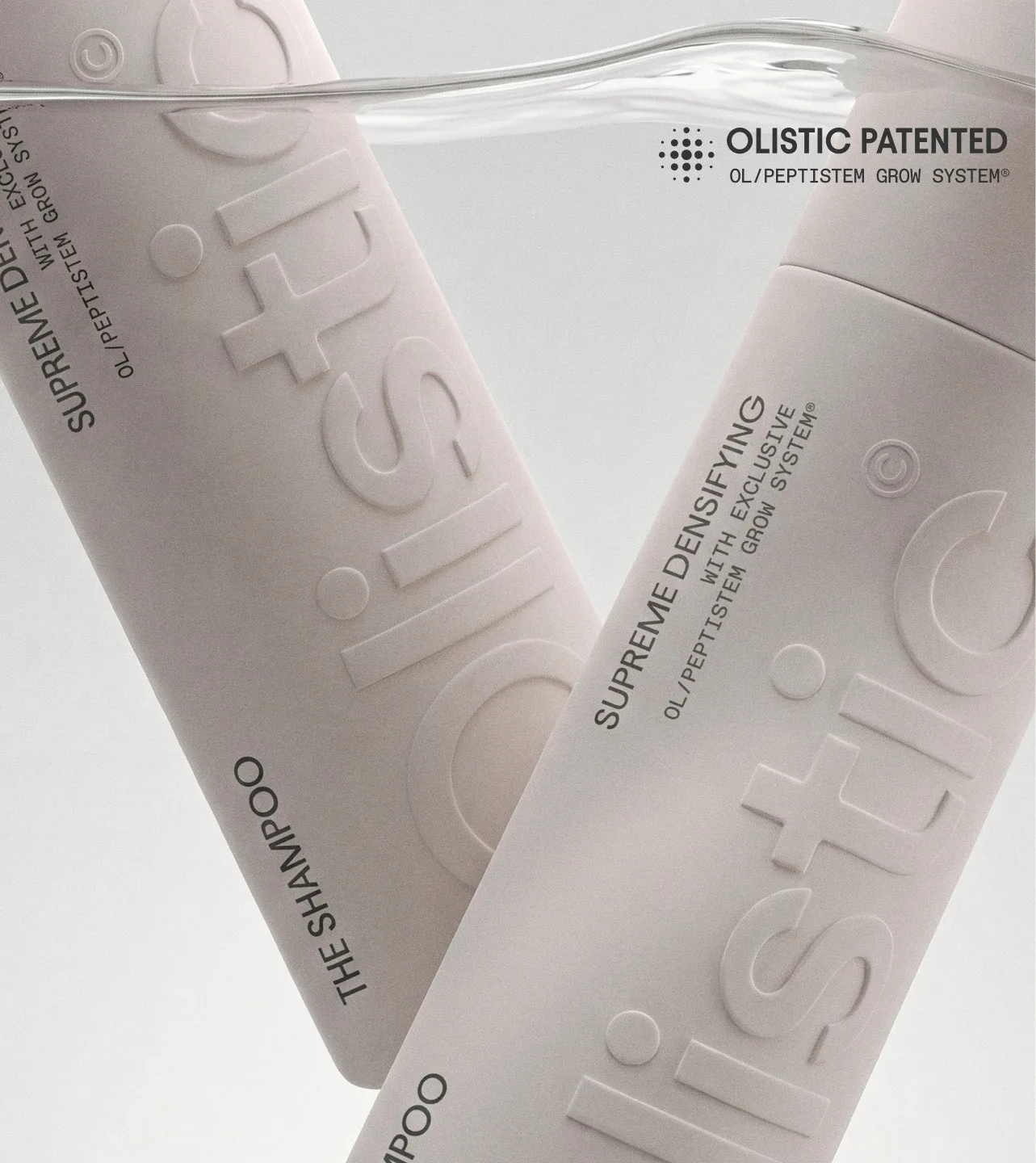 Dos envases blancos de The Shampoo en una composición con agua