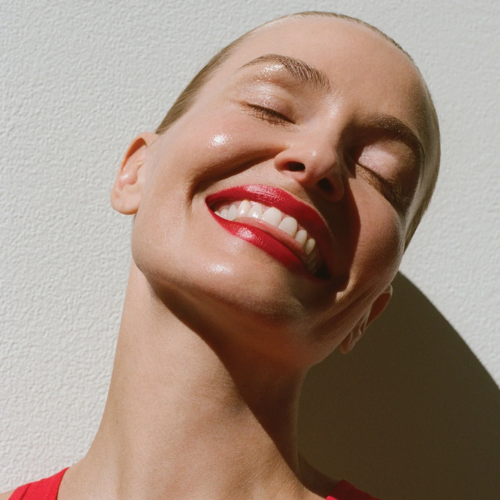 Modelo con maquillaje de labios en la campaña de OMMAGE