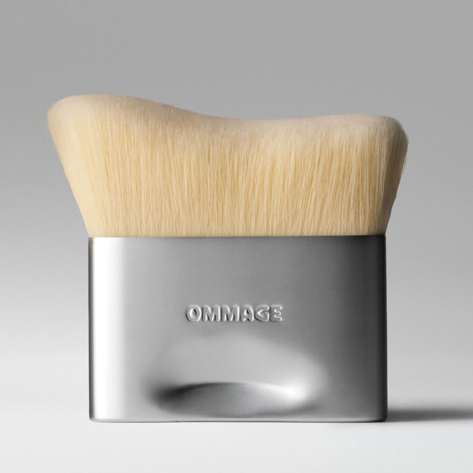 Brocha Buffer Brush de cuerpo metálico y fibras claras