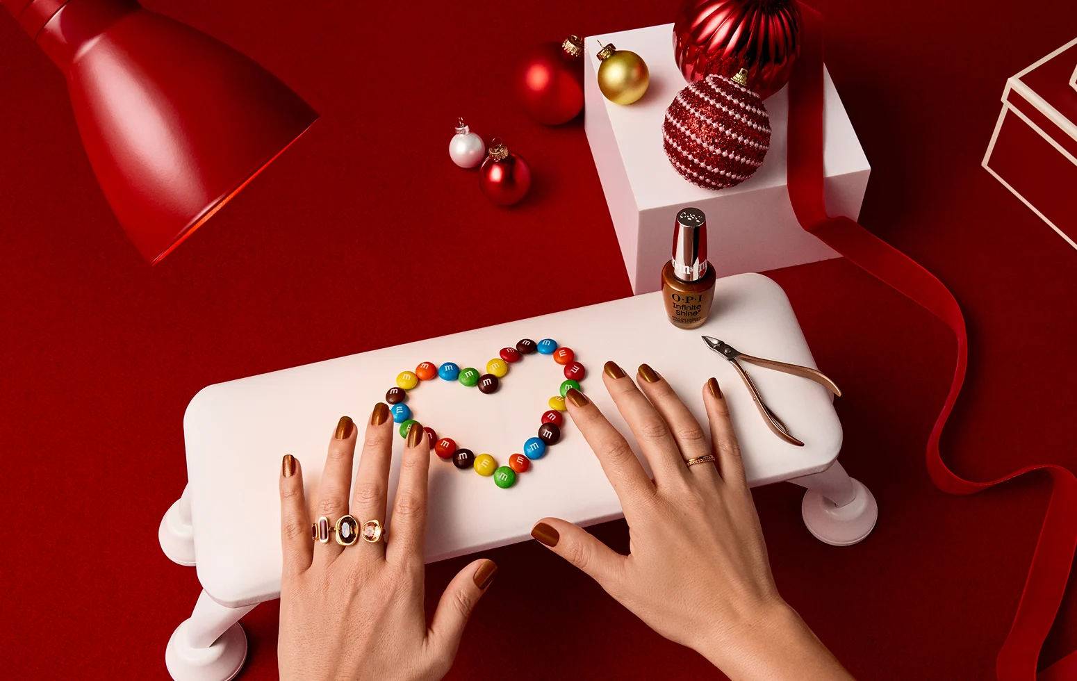 Manicura de campaña OPI x M&M’s en un entorno festivo