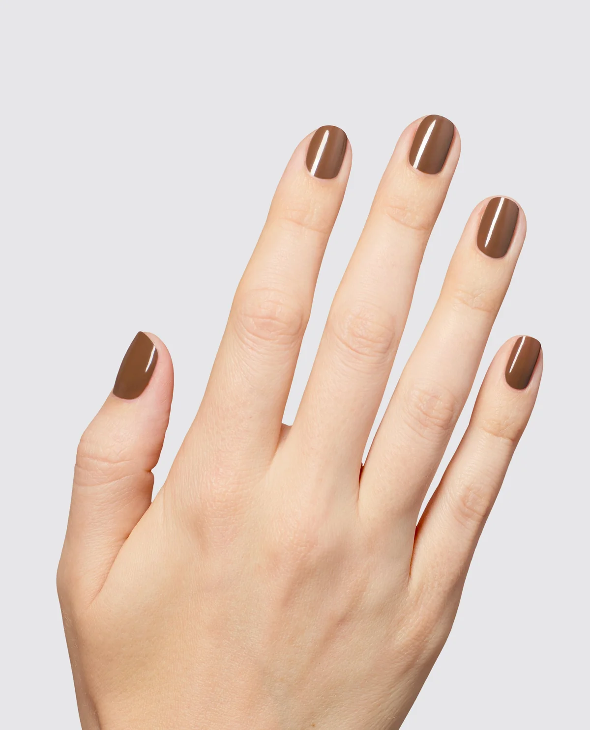 Uñas esmaltadas en marrón A Bit Nutty de OPI