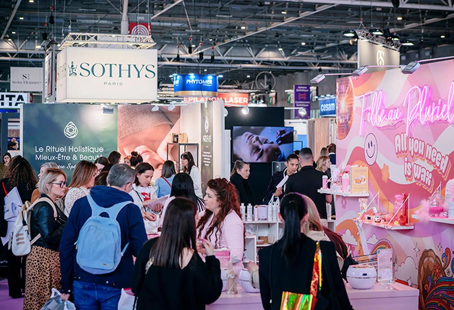 Visitantes y stands en el Congrès International Esthétique et Spa