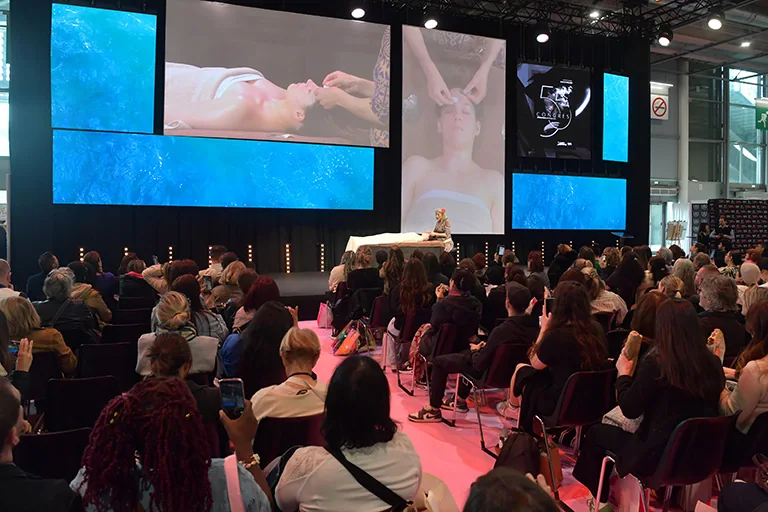 Demostración facial en el Congrès Esthétique & Spa ante el público