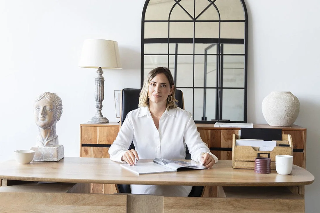 Raquel González sentada en su espacio de trabajo