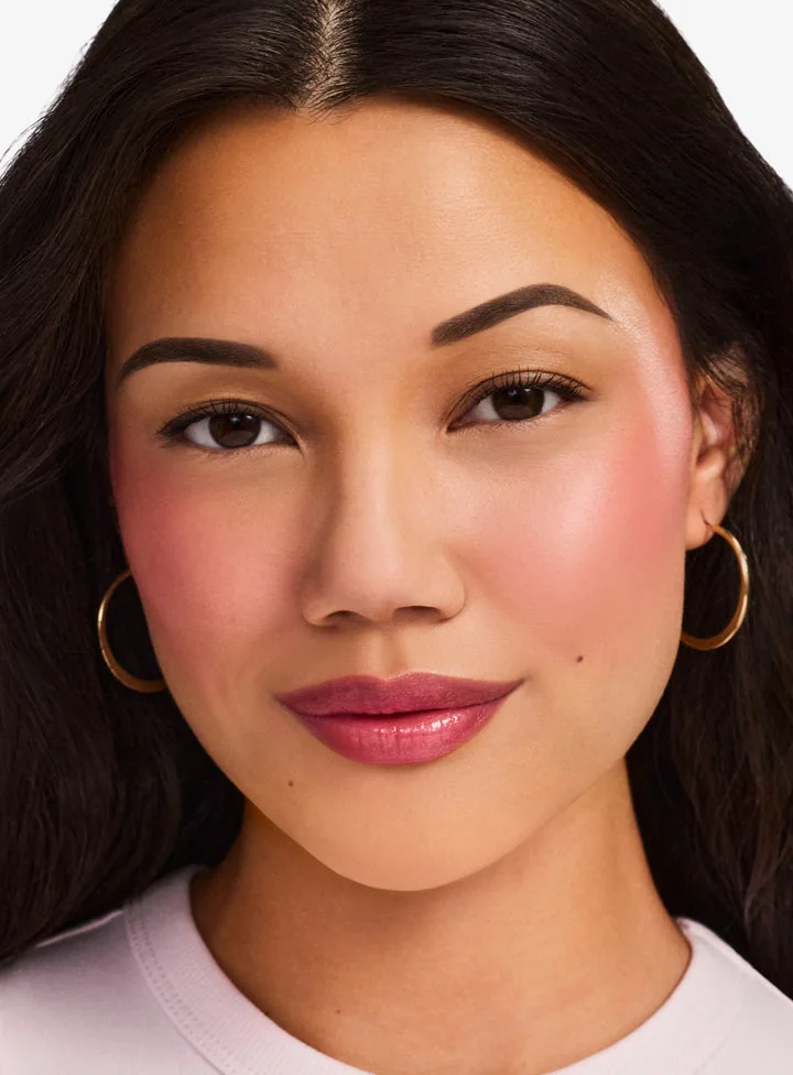 Maquillaje frambuesa Limitless en labios y mejillas