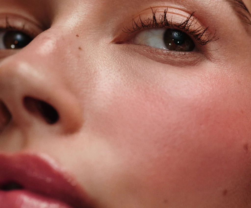 Primer plano del acabado de Pocket Blush Freckle sobre la mejilla