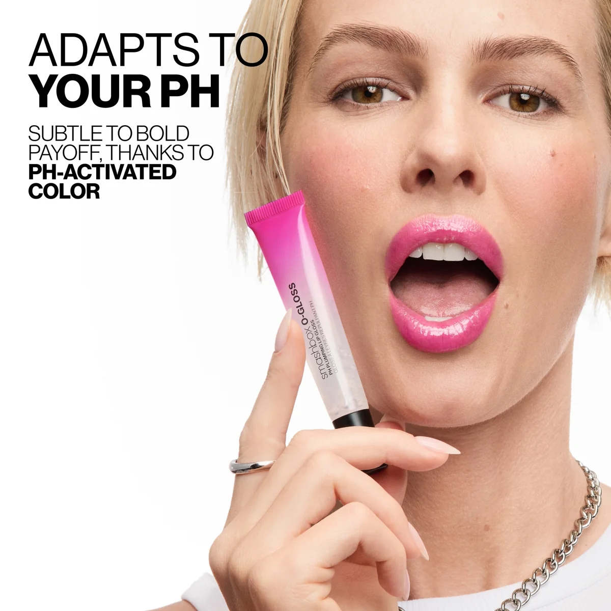 Modelo de la campaña de O-Gloss sosteniendo el producto