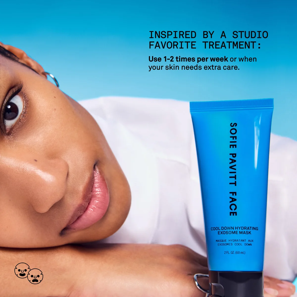 Modelo junto a la mascarilla azul Cool Down de Sofie Pavitt Face