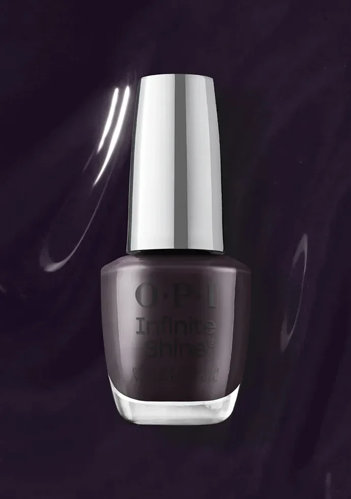 Frasco de OPI Lincoln Park After Dark sobre fondo oscuro