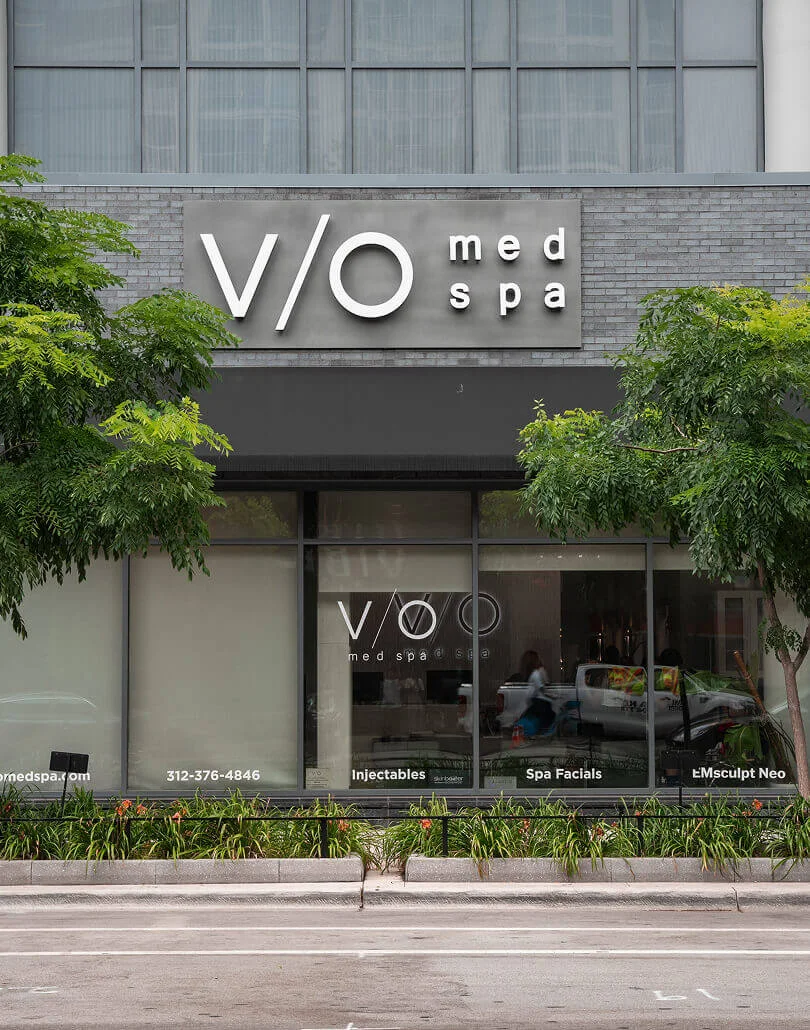 Fachada de VIO Med Spa con su rótulo visible