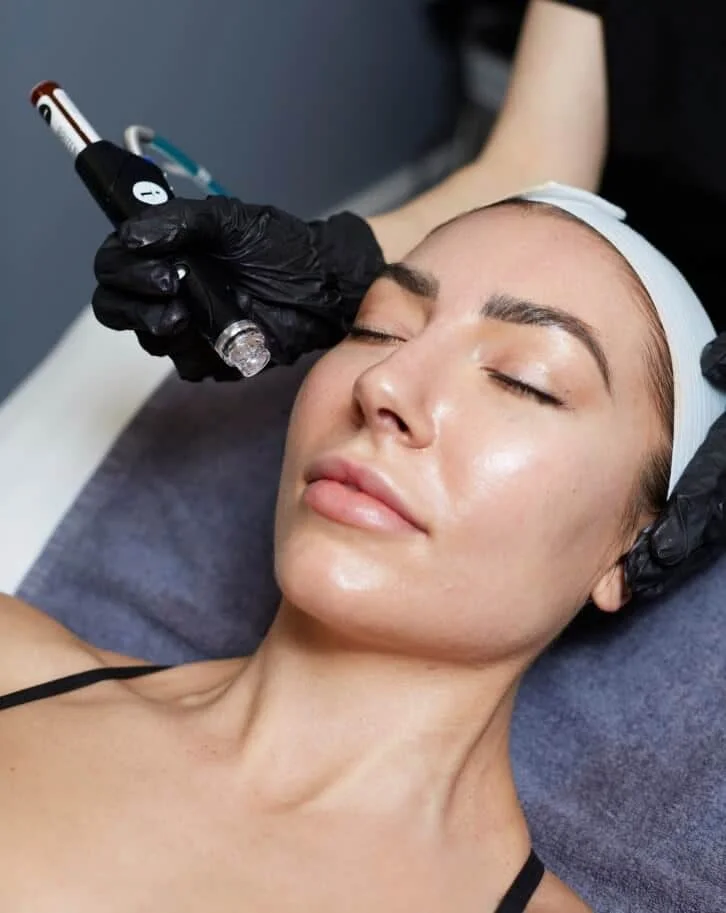 Profesional realizando un servicio facial en una imagen de VIO