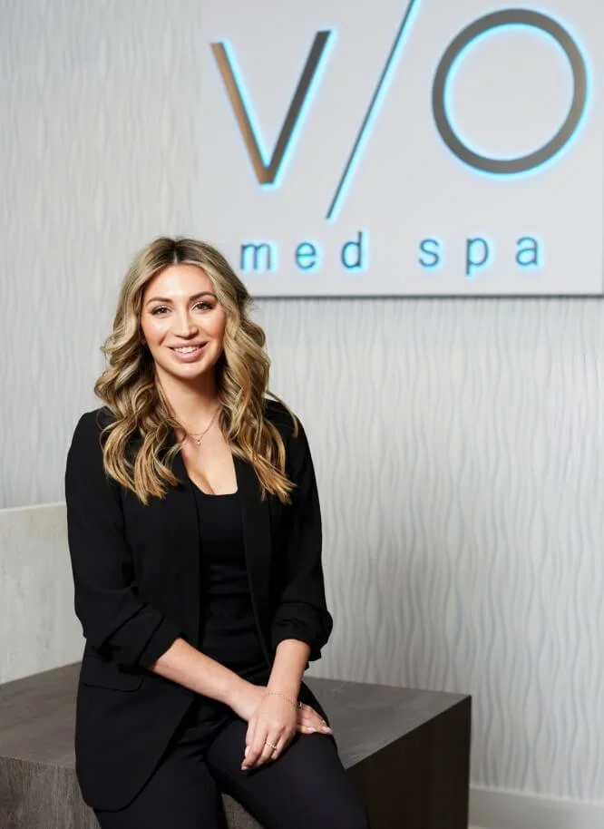 Profesional ante un logotipo VIO Med Spa