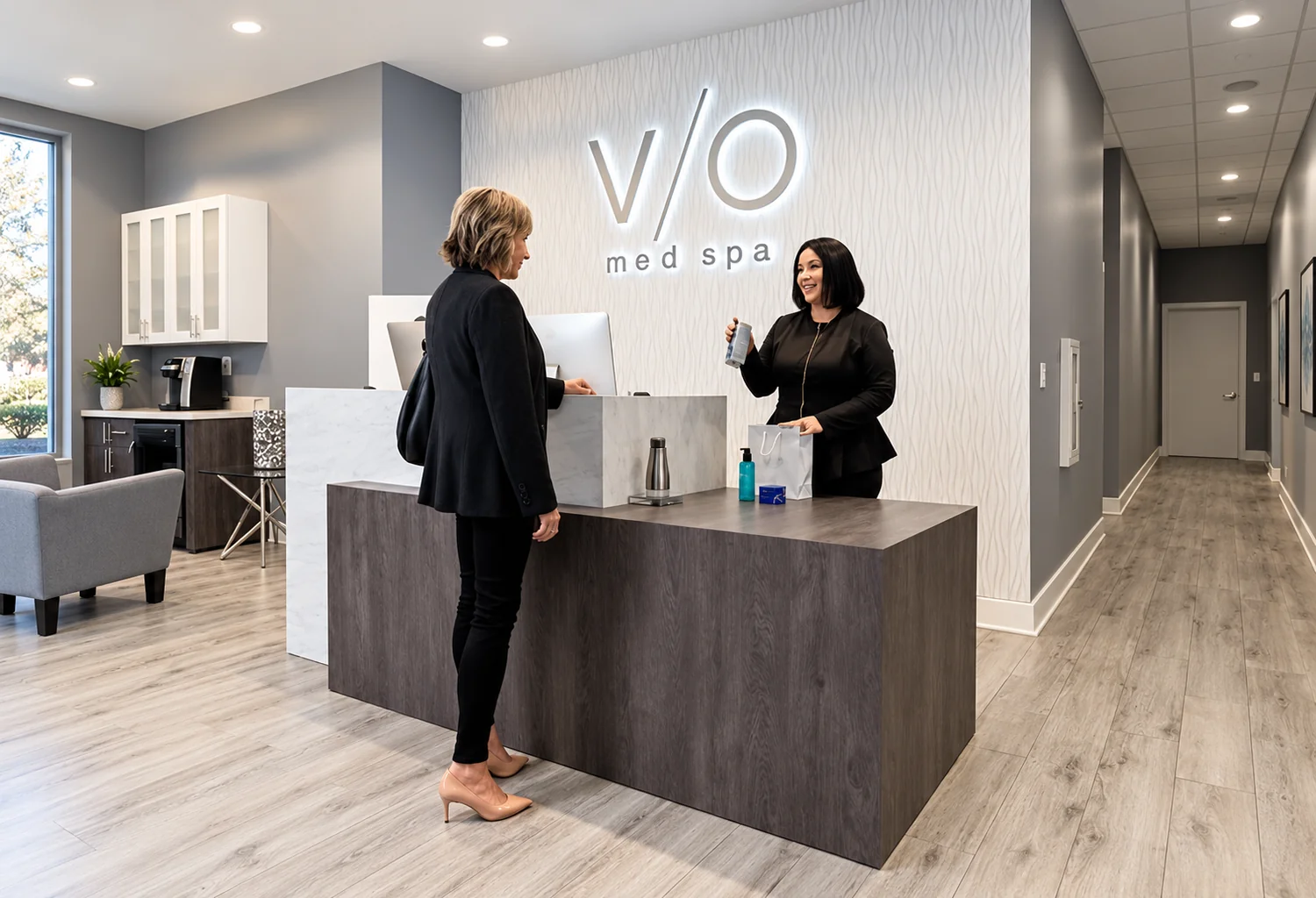 Recepción VIO Med Spa con dos mujeres y el logotipo de la cadena
