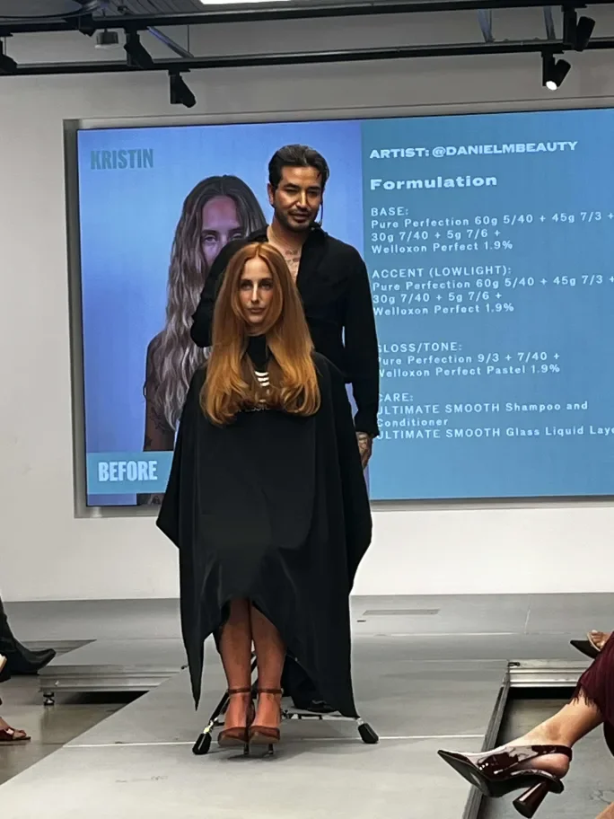 Daniel Mora presenta un cabello cobrizo sobre el escenario
