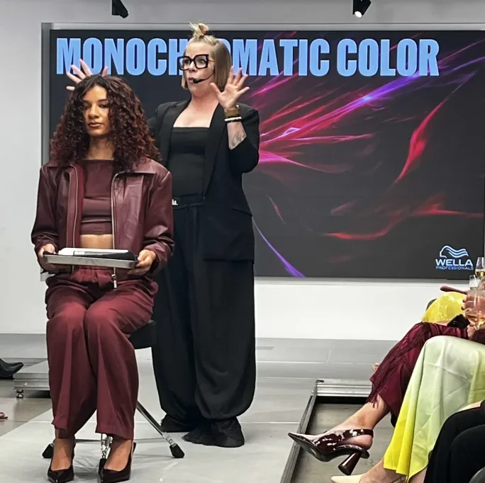 Lindsey Trabucco junto a una modelo de cabello rizado